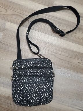 Travelon Black And White Cross Body Bag. 5 Compartments.